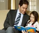 Папа, помогая чтение его дочь